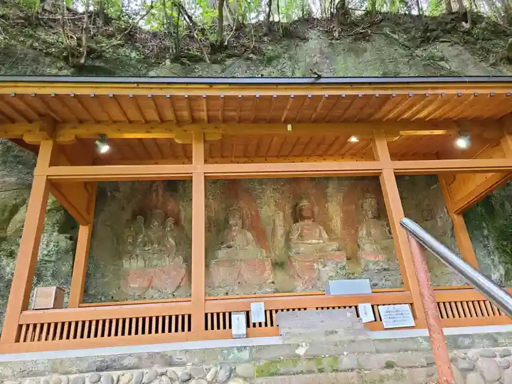 菅尾磨崖仏の仏像