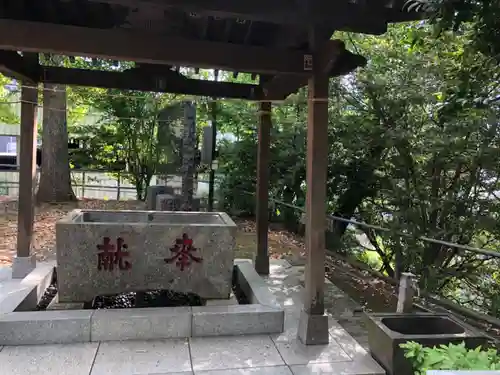 驚神社の手水舎