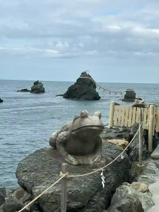 二見興玉神社の{uncategorized: "未分類", other: "その他", undefined: "問題あり", building: "その他建物", grave: "お墓", sacred_gate: "鳥居", guardian: "狛犬", statue: "像", buddha: "仏像", history: "歴史", nature: "自然", garden: "庭園", animal: "動物", pagoda: "塔", temizu: "手水舎", mountain_gate: "山門・神門", sanctuary: "本殿・本堂", subordinate: "末社・摂社", art: "芸術", scenery: "景色", jizo: "地蔵", ema: "絵馬", goshuin: "御朱印", omikuji: "おみくじ", items: "授与品その他", amulet: "お守り", goshuincho: "御朱印帳", eats: "食事", festival: "お祭り", votive_dance: "神楽", shichigosan: "七五三参", wedding: "結婚式", experience: "体験その他", initially: "初詣", around: "周辺", anti_infection: "感染症対策"}
