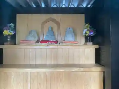 地蔵堂 (鎌掛)の{uncategorized: "未分類", other: "その他", undefined: "問題あり", building: "その他建物", grave: "お墓", sacred_gate: "鳥居", guardian: "狛犬", statue: "像", buddha: "仏像", history: "歴史", nature: "自然", garden: "庭園", animal: "動物", pagoda: "塔", temizu: "手水舎", mountain_gate: "山門・神門", sanctuary: "本殿・本堂", subordinate: "末社・摂社", art: "芸術", scenery: "景色", jizo: "地蔵", ema: "絵馬", goshuin: "御朱印", omikuji: "おみくじ", items: "授与品その他", amulet: "お守り", goshuincho: "御朱印帳", eats: "食事", festival: "お祭り", votive_dance: "神楽", shichigosan: "七五三参", wedding: "結婚式", experience: "体験その他", initially: "初詣", around: "周辺", anti_infection: "感染症対策"}