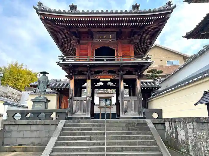 深崇寺の山門