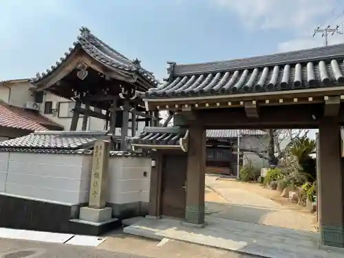 梅仙寺の山門