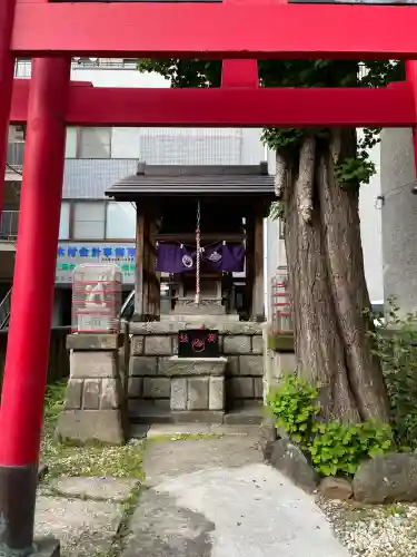 二ツ谷稲荷神社の{uncategorized: "未分類", other: "その他", undefined: "問題あり", building: "その他建物", grave: "お墓", sacred_gate: "鳥居", guardian: "狛犬", statue: "像", buddha: "仏像", history: "歴史", nature: "自然", garden: "庭園", animal: "動物", pagoda: "塔", temizu: "手水舎", mountain_gate: "山門・神門", sanctuary: "本殿・本堂", subordinate: "末社・摂社", art: "芸術", scenery: "景色", jizo: "地蔵", ema: "絵馬", goshuin: "御朱印", omikuji: "おみくじ", items: "授与品その他", amulet: "お守り", goshuincho: "御朱印帳", eats: "食事", festival: "お祭り", votive_dance: "神楽", shichigosan: "七五三参", wedding: "結婚式", experience: "体験その他", initially: "初詣", around: "周辺", anti_infection: "感染症対策"}