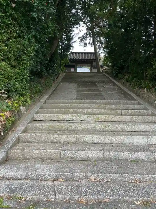 宗隣寺の{uncategorized: "未分類", other: "その他", undefined: "問題あり", building: "その他建物", grave: "お墓", sacred_gate: "鳥居", guardian: "狛犬", statue: "像", buddha: "仏像", history: "歴史", nature: "自然", garden: "庭園", animal: "動物", pagoda: "塔", temizu: "手水舎", mountain_gate: "山門・神門", sanctuary: "本殿・本堂", subordinate: "末社・摂社", art: "芸術", scenery: "景色", jizo: "地蔵", ema: "絵馬", goshuin: "御朱印", omikuji: "おみくじ", items: "授与品その他", amulet: "お守り", goshuincho: "御朱印帳", eats: "食事", festival: "お祭り", votive_dance: "神楽", shichigosan: "七五三参", wedding: "結婚式", experience: "体験その他", initially: "初詣", around: "周辺", anti_infection: "感染症対策"}