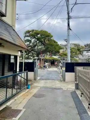 本成寺の{uncategorized: "未分類", other: "その他", undefined: "問題あり", building: "その他建物", grave: "お墓", sacred_gate: "鳥居", guardian: "狛犬", statue: "像", buddha: "仏像", history: "歴史", nature: "自然", garden: "庭園", animal: "動物", pagoda: "塔", temizu: "手水舎", mountain_gate: "山門・神門", sanctuary: "本殿・本堂", subordinate: "末社・摂社", art: "芸術", scenery: "景色", jizo: "地蔵", ema: "絵馬", goshuin: "御朱印", omikuji: "おみくじ", items: "授与品その他", amulet: "お守り", goshuincho: "御朱印帳", eats: "食事", festival: "お祭り", votive_dance: "神楽", shichigosan: "七五三参", wedding: "結婚式", experience: "体験その他", initially: "初詣", around: "周辺", anti_infection: "感染症対策"}