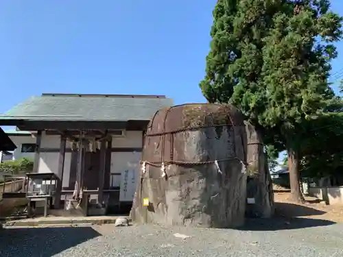 三ツ石神社の本殿