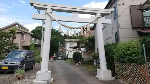 座間神社の鳥居