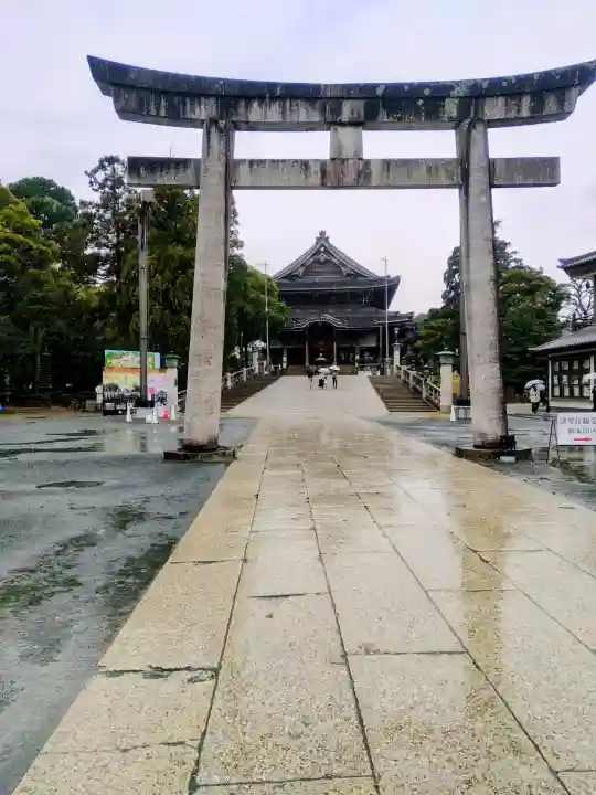 豊川閣 妙厳寺の{uncategorized: "未分類", other: "その他", undefined: "問題あり", building: "その他建物", grave: "お墓", sacred_gate: "鳥居", guardian: "狛犬", statue: "像", buddha: "仏像", history: "歴史", nature: "自然", garden: "庭園", animal: "動物", pagoda: "塔", temizu: "手水舎", mountain_gate: "山門・神門", sanctuary: "本殿・本堂", subordinate: "末社・摂社", art: "芸術", scenery: "景色", jizo: "地蔵", ema: "絵馬", goshuin: "御朱印", omikuji: "おみくじ", items: "授与品その他", amulet: "お守り", goshuincho: "御朱印帳", eats: "食事", festival: "お祭り", votive_dance: "神楽", shichigosan: "七五三参", wedding: "結婚式", experience: "体験その他", initially: "初詣", around: "周辺", anti_infection: "感染症対策"}