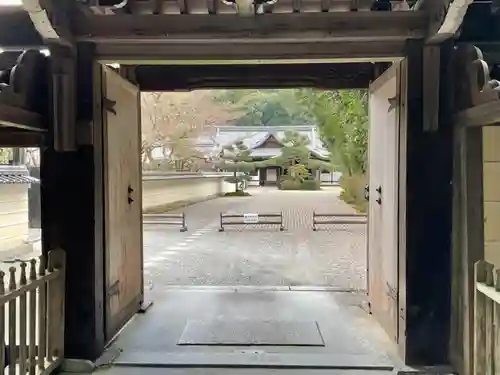 円照寺の山門