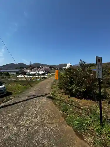 比々多神社の{uncategorized: "未分類", other: "その他", undefined: "問題あり", building: "その他建物", grave: "お墓", sacred_gate: "鳥居", guardian: "狛犬", statue: "像", buddha: "仏像", history: "歴史", nature: "自然", garden: "庭園", animal: "動物", pagoda: "塔", temizu: "手水舎", mountain_gate: "山門・神門", sanctuary: "本殿・本堂", subordinate: "末社・摂社", art: "芸術", scenery: "景色", jizo: "地蔵", ema: "絵馬", goshuin: "御朱印", omikuji: "おみくじ", items: "授与品その他", amulet: "お守り", goshuincho: "御朱印帳", eats: "食事", festival: "お祭り", votive_dance: "神楽", shichigosan: "七五三参", wedding: "結婚式", experience: "体験その他", initially: "初詣", around: "周辺", anti_infection: "感染症対策"}