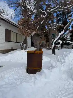 七重浜稲荷神社の{uncategorized: "未分類", other: "その他", undefined: "問題あり", building: "その他建物", grave: "お墓", sacred_gate: "鳥居", guardian: "狛犬", statue: "像", buddha: "仏像", history: "歴史", nature: "自然", garden: "庭園", animal: "動物", pagoda: "塔", temizu: "手水舎", mountain_gate: "山門・神門", sanctuary: "本殿・本堂", subordinate: "末社・摂社", art: "芸術", scenery: "景色", jizo: "地蔵", ema: "絵馬", goshuin: "御朱印", omikuji: "おみくじ", items: "授与品その他", amulet: "お守り", goshuincho: "御朱印帳", eats: "食事", festival: "お祭り", votive_dance: "神楽", shichigosan: "七五三参", wedding: "結婚式", experience: "体験その他", initially: "初詣", around: "周辺", anti_infection: "感染症対策"}