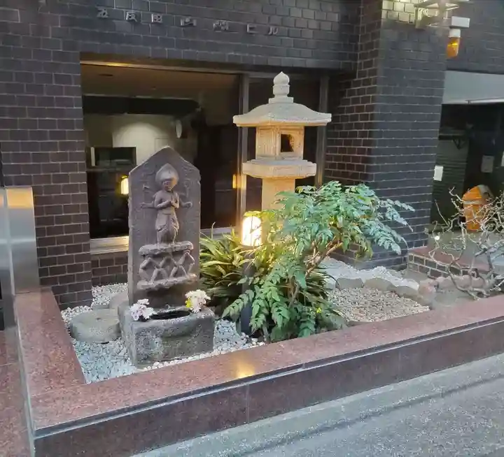 青面金剛石像の庭園