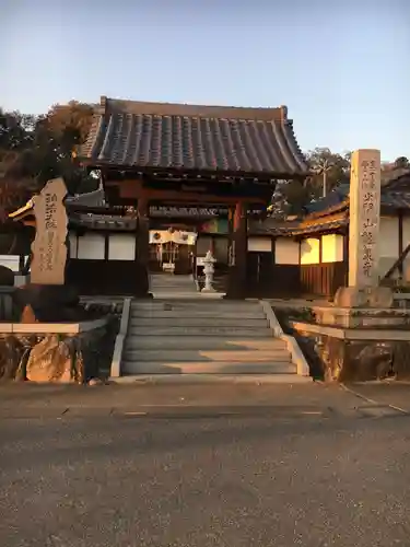 埼玉厄除け開運大師・龍泉寺（切り絵御朱印発祥の寺）の山門