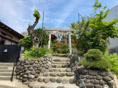 横浜御嶽神社の鳥居