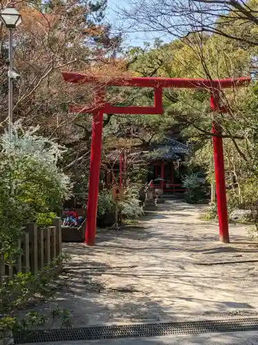 清水稲荷の{uncategorized: "未分類", other: "その他", undefined: "問題あり", building: "その他建物", grave: "お墓", sacred_gate: "鳥居", guardian: "狛犬", statue: "像", buddha: "仏像", history: "歴史", nature: "自然", garden: "庭園", animal: "動物", pagoda: "塔", temizu: "手水舎", mountain_gate: "山門・神門", sanctuary: "本殿・本堂", subordinate: "末社・摂社", art: "芸術", scenery: "景色", jizo: "地蔵", ema: "絵馬", goshuin: "御朱印", omikuji: "おみくじ", items: "授与品その他", amulet: "お守り", goshuincho: "御朱印帳", eats: "食事", festival: "お祭り", votive_dance: "神楽", shichigosan: "七五三参", wedding: "結婚式", experience: "体験その他", initially: "初詣", around: "周辺", anti_infection: "感染症対策"}