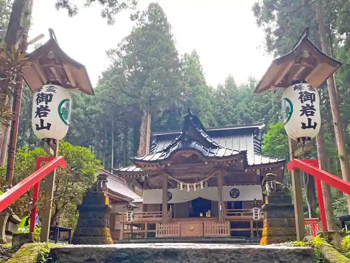 御岩神社の本殿・本堂