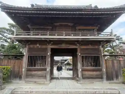 本覚寺の{uncategorized: "未分類", other: "その他", undefined: "問題あり", building: "その他建物", grave: "お墓", sacred_gate: "鳥居", guardian: "狛犬", statue: "像", buddha: "仏像", history: "歴史", nature: "自然", garden: "庭園", animal: "動物", pagoda: "塔", temizu: "手水舎", mountain_gate: "山門・神門", sanctuary: "本殿・本堂", subordinate: "末社・摂社", art: "芸術", scenery: "景色", jizo: "地蔵", ema: "絵馬", goshuin: "御朱印", omikuji: "おみくじ", items: "授与品その他", amulet: "お守り", goshuincho: "御朱印帳", eats: "食事", festival: "お祭り", votive_dance: "神楽", shichigosan: "七五三参", wedding: "結婚式", experience: "体験その他", initially: "初詣", around: "周辺", anti_infection: "感染症対策"}