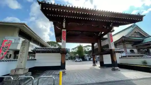 日蓮上人銅像護持教会（身延山福岡別院）の山門・神門