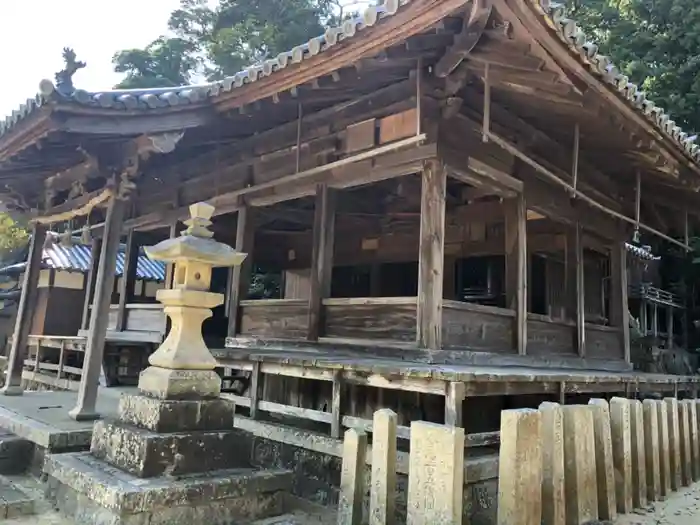 築狭神社の本殿