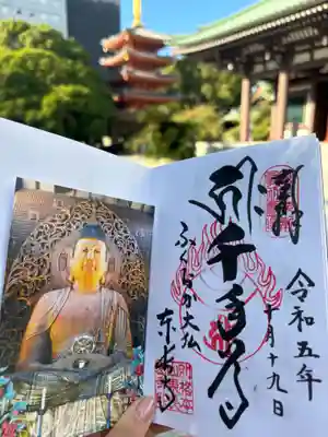木造の大仏があります