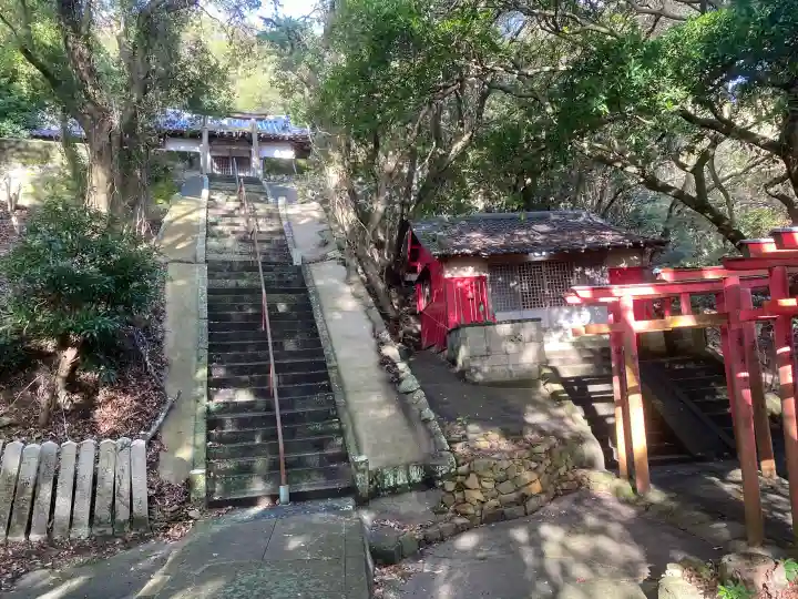 金刀比羅神社の{uncategorized: "未分類", other: "その他", undefined: "問題あり", building: "その他建物", grave: "お墓", sacred_gate: "鳥居", guardian: "狛犬", statue: "像", buddha: "仏像", history: "歴史", nature: "自然", garden: "庭園", animal: "動物", pagoda: "塔", temizu: "手水舎", mountain_gate: "山門・神門", sanctuary: "本殿・本堂", subordinate: "末社・摂社", art: "芸術", scenery: "景色", jizo: "地蔵", ema: "絵馬", goshuin: "御朱印", omikuji: "おみくじ", items: "授与品その他", amulet: "お守り", goshuincho: "御朱印帳", eats: "食事", festival: "お祭り", votive_dance: "神楽", shichigosan: "七五三参", wedding: "結婚式", experience: "体験その他", initially: "初詣", around: "周辺", anti_infection: "感染症対策"}