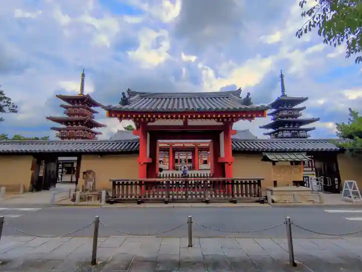 薬師寺の山門・神門