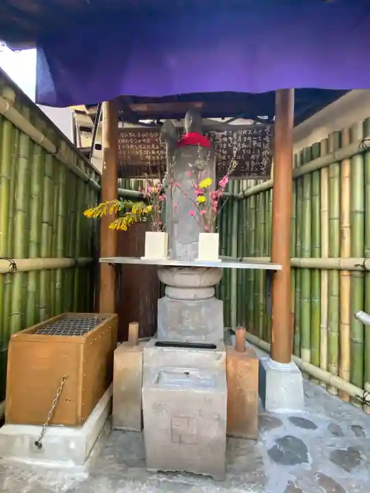 道玄坂地蔵尊の{uncategorized: "未分類", other: "その他", undefined: "問題あり", building: "その他建物", grave: "お墓", sacred_gate: "鳥居", guardian: "狛犬", statue: "像", buddha: "仏像", history: "歴史", nature: "自然", garden: "庭園", animal: "動物", pagoda: "塔", temizu: "手水舎", mountain_gate: "山門・神門", sanctuary: "本殿・本堂", subordinate: "末社・摂社", art: "芸術", scenery: "景色", jizo: "地蔵", ema: "絵馬", goshuin: "御朱印", omikuji: "おみくじ", items: "授与品その他", amulet: "お守り", goshuincho: "御朱印帳", eats: "食事", festival: "お祭り", votive_dance: "神楽", shichigosan: "七五三参", wedding: "結婚式", experience: "体験その他", initially: "初詣", around: "周辺", anti_infection: "感染症対策"}