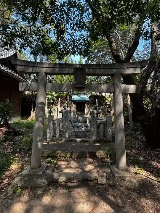 御鍬神社の{uncategorized: "未分類", other: "その他", undefined: "問題あり", building: "その他建物", grave: "お墓", sacred_gate: "鳥居", guardian: "狛犬", statue: "像", buddha: "仏像", history: "歴史", nature: "自然", garden: "庭園", animal: "動物", pagoda: "塔", temizu: "手水舎", mountain_gate: "山門・神門", sanctuary: "本殿・本堂", subordinate: "末社・摂社", art: "芸術", scenery: "景色", jizo: "地蔵", ema: "絵馬", goshuin: "御朱印", omikuji: "おみくじ", items: "授与品その他", amulet: "お守り", goshuincho: "御朱印帳", eats: "食事", festival: "お祭り", votive_dance: "神楽", shichigosan: "七五三参", wedding: "結婚式", experience: "体験その他", initially: "初詣", around: "周辺", anti_infection: "感染症対策"}