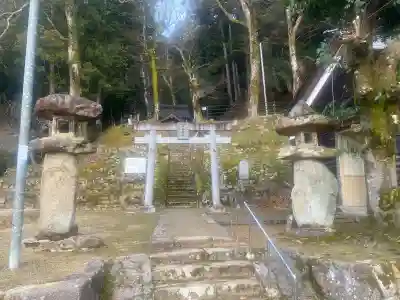 水谷神社の{uncategorized: "未分類", other: "その他", undefined: "問題あり", building: "その他建物", grave: "お墓", sacred_gate: "鳥居", guardian: "狛犬", statue: "像", buddha: "仏像", history: "歴史", nature: "自然", garden: "庭園", animal: "動物", pagoda: "塔", temizu: "手水舎", mountain_gate: "山門・神門", sanctuary: "本殿・本堂", subordinate: "末社・摂社", art: "芸術", scenery: "景色", jizo: "地蔵", ema: "絵馬", goshuin: "御朱印", omikuji: "おみくじ", items: "授与品その他", amulet: "お守り", goshuincho: "御朱印帳", eats: "食事", festival: "お祭り", votive_dance: "神楽", shichigosan: "七五三参", wedding: "結婚式", experience: "体験その他", initially: "初詣", around: "周辺", anti_infection: "感染症対策"}