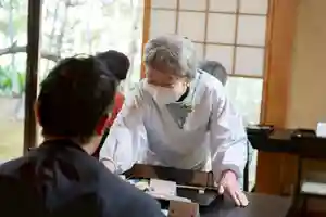 4月8日(水)8:30〜9:30
普元寺では、季節ごとに無料のお粥の朝食会を開催しています。
4月8日はお釈迦さまのお誕生日。
お釈迦さまは、長い苦行で衰えたお身体を、スジャータという娘のさしあげた乳粥によって養われ、その後、さとりへと歩みを進められたと伝えられています。
あたたかなお粥をいただきながら、お釈迦さまのご生涯にそっと心を向ける朝となれば幸いです。皆さまのお越しを心よりお待ちしております。
※先着30人分をご用意しております。