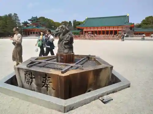 平安神宮の{uncategorized: "未分類", other: "その他", undefined: "問題あり", building: "その他建物", grave: "お墓", sacred_gate: "鳥居", guardian: "狛犬", statue: "像", buddha: "仏像", history: "歴史", nature: "自然", garden: "庭園", animal: "動物", pagoda: "塔", temizu: "手水舎", mountain_gate: "山門・神門", sanctuary: "本殿・本堂", subordinate: "末社・摂社", art: "芸術", scenery: "景色", jizo: "地蔵", ema: "絵馬", goshuin: "御朱印", omikuji: "おみくじ", items: "授与品その他", amulet: "お守り", goshuincho: "御朱印帳", eats: "食事", festival: "お祭り", votive_dance: "神楽", shichigosan: "七五三参", wedding: "結婚式", experience: "体験その他", initially: "初詣", around: "周辺", anti_infection: "感染症対策"}