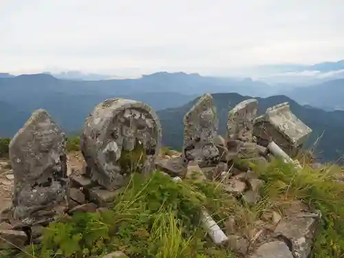 雨飾山北峰の石仏の仏像