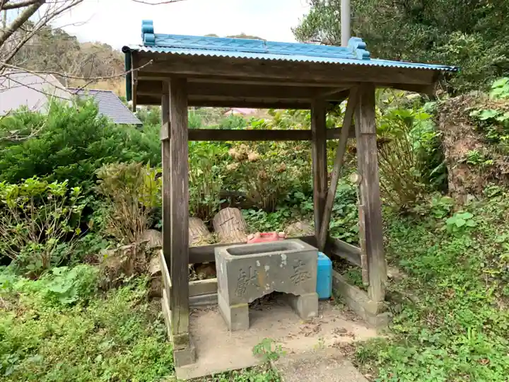 問子神社の手水舎