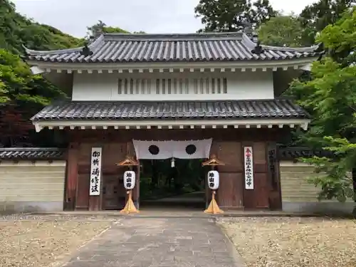 目の霊山　油山寺の山門