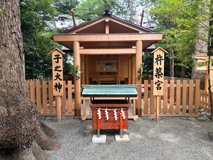 伊勢山皇大神宮の{uncategorized: "未分類", other: "その他", undefined: "問題あり", building: "その他建物", grave: "お墓", sacred_gate: "鳥居", guardian: "狛犬", statue: "像", buddha: "仏像", history: "歴史", nature: "自然", garden: "庭園", animal: "動物", pagoda: "塔", temizu: "手水舎", mountain_gate: "山門・神門", sanctuary: "本殿・本堂", subordinate: "末社・摂社", art: "芸術", scenery: "景色", jizo: "地蔵", ema: "絵馬", goshuin: "御朱印", omikuji: "おみくじ", items: "授与品その他", amulet: "お守り", goshuincho: "御朱印帳", eats: "食事", festival: "お祭り", votive_dance: "神楽", shichigosan: "七五三参", wedding: "結婚式", experience: "体験その他", initially: "初詣", around: "周辺", anti_infection: "感染症対策"}