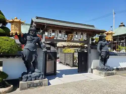 西光寺の山門