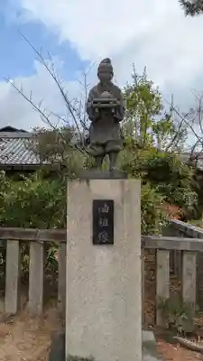 離宮八幡宮の像