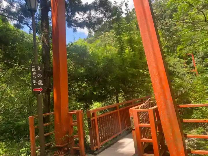 丹生川上神社(中社)の{uncategorized: "未分類", other: "その他", undefined: "問題あり", building: "その他建物", grave: "お墓", sacred_gate: "鳥居", guardian: "狛犬", statue: "像", buddha: "仏像", history: "歴史", nature: "自然", garden: "庭園", animal: "動物", pagoda: "塔", temizu: "手水舎", mountain_gate: "山門・神門", sanctuary: "本殿・本堂", subordinate: "末社・摂社", art: "芸術", scenery: "景色", jizo: "地蔵", ema: "絵馬", goshuin: "御朱印", omikuji: "おみくじ", items: "授与品その他", amulet: "お守り", goshuincho: "御朱印帳", eats: "食事", festival: "お祭り", votive_dance: "神楽", shichigosan: "七五三参", wedding: "結婚式", experience: "体験その他", initially: "初詣", around: "周辺", anti_infection: "感染症対策"}