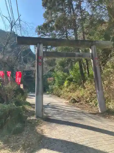 窟神社の{uncategorized: "未分類", other: "その他", undefined: "問題あり", building: "その他建物", grave: "お墓", sacred_gate: "鳥居", guardian: "狛犬", statue: "像", buddha: "仏像", history: "歴史", nature: "自然", garden: "庭園", animal: "動物", pagoda: "塔", temizu: "手水舎", mountain_gate: "山門・神門", sanctuary: "本殿・本堂", subordinate: "末社・摂社", art: "芸術", scenery: "景色", jizo: "地蔵", ema: "絵馬", goshuin: "御朱印", omikuji: "おみくじ", items: "授与品その他", amulet: "お守り", goshuincho: "御朱印帳", eats: "食事", festival: "お祭り", votive_dance: "神楽", shichigosan: "七五三参", wedding: "結婚式", experience: "体験その他", initially: "初詣", around: "周辺", anti_infection: "感染症対策"}