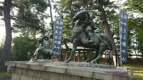 川中島古戦場八幡社の像