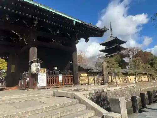 東寺（教王護国寺）の{uncategorized: "未分類", other: "その他", undefined: "問題あり", building: "その他建物", grave: "お墓", sacred_gate: "鳥居", guardian: "狛犬", statue: "像", buddha: "仏像", history: "歴史", nature: "自然", garden: "庭園", animal: "動物", pagoda: "塔", temizu: "手水舎", mountain_gate: "山門・神門", sanctuary: "本殿・本堂", subordinate: "末社・摂社", art: "芸術", scenery: "景色", jizo: "地蔵", ema: "絵馬", goshuin: "御朱印", omikuji: "おみくじ", items: "授与品その他", amulet: "お守り", goshuincho: "御朱印帳", eats: "食事", festival: "お祭り", votive_dance: "神楽", shichigosan: "七五三参", wedding: "結婚式", experience: "体験その他", initially: "初詣", around: "周辺", anti_infection: "感染症対策"}