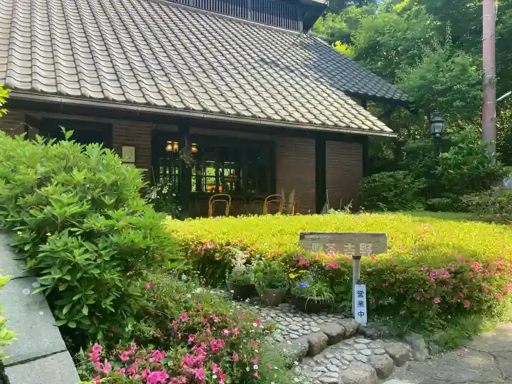 東慶寺の{uncategorized: "未分類", other: "その他", undefined: "問題あり", building: "その他建物", grave: "お墓", sacred_gate: "鳥居", guardian: "狛犬", statue: "像", buddha: "仏像", history: "歴史", nature: "自然", garden: "庭園", animal: "動物", pagoda: "塔", temizu: "手水舎", mountain_gate: "山門・神門", sanctuary: "本殿・本堂", subordinate: "末社・摂社", art: "芸術", scenery: "景色", jizo: "地蔵", ema: "絵馬", goshuin: "御朱印", omikuji: "おみくじ", items: "授与品その他", amulet: "お守り", goshuincho: "御朱印帳", eats: "食事", festival: "お祭り", votive_dance: "神楽", shichigosan: "七五三参", wedding: "結婚式", experience: "体験その他", initially: "初詣", around: "周辺", anti_infection: "感染症対策"}