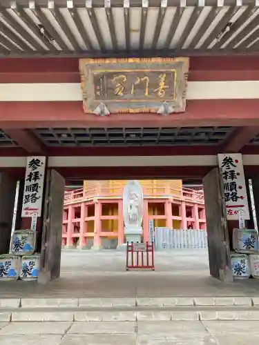 満願寺の{uncategorized: "未分類", other: "その他", undefined: "問題あり", building: "その他建物", grave: "お墓", sacred_gate: "鳥居", guardian: "狛犬", statue: "像", buddha: "仏像", history: "歴史", nature: "自然", garden: "庭園", animal: "動物", pagoda: "塔", temizu: "手水舎", mountain_gate: "山門・神門", sanctuary: "本殿・本堂", subordinate: "末社・摂社", art: "芸術", scenery: "景色", jizo: "地蔵", ema: "絵馬", goshuin: "御朱印", omikuji: "おみくじ", items: "授与品その他", amulet: "お守り", goshuincho: "御朱印帳", eats: "食事", festival: "お祭り", votive_dance: "神楽", shichigosan: "七五三参", wedding: "結婚式", experience: "体験その他", initially: "初詣", around: "周辺", anti_infection: "感染症対策"}
