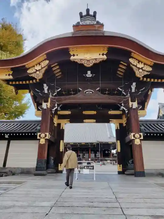 東本願寺(真宗本廟)の{uncategorized: "未分類", other: "その他", undefined: "問題あり", building: "その他建物", grave: "お墓", sacred_gate: "鳥居", guardian: "狛犬", statue: "像", buddha: "仏像", history: "歴史", nature: "自然", garden: "庭園", animal: "動物", pagoda: "塔", temizu: "手水舎", mountain_gate: "山門・神門", sanctuary: "本殿・本堂", subordinate: "末社・摂社", art: "芸術", scenery: "景色", jizo: "地蔵", ema: "絵馬", goshuin: "御朱印", omikuji: "おみくじ", items: "授与品その他", amulet: "お守り", goshuincho: "御朱印帳", eats: "食事", festival: "お祭り", votive_dance: "神楽", shichigosan: "七五三参", wedding: "結婚式", experience: "体験その他", initially: "初詣", around: "周辺", anti_infection: "感染症対策"}