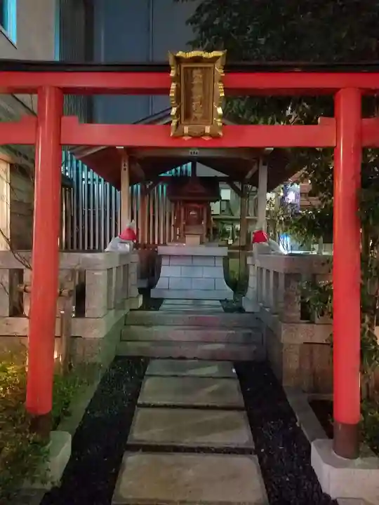 鎮守稲荷大明神の鳥居