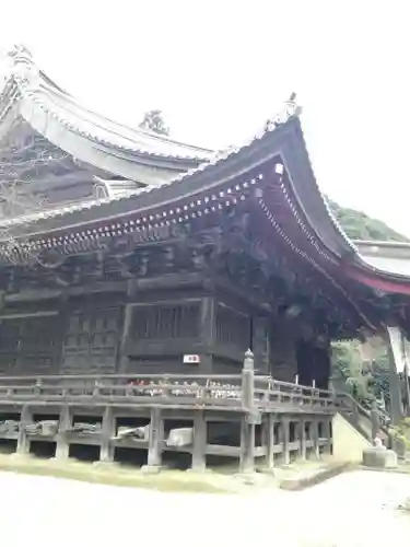 椎尾山薬王院の本殿・本堂