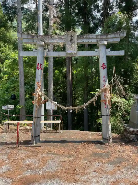 小松神社の{uncategorized: "未分類", other: "その他", undefined: "問題あり", building: "その他建物", grave: "お墓", sacred_gate: "鳥居", guardian: "狛犬", statue: "像", buddha: "仏像", history: "歴史", nature: "自然", garden: "庭園", animal: "動物", pagoda: "塔", temizu: "手水舎", mountain_gate: "山門・神門", sanctuary: "本殿・本堂", subordinate: "末社・摂社", art: "芸術", scenery: "景色", jizo: "地蔵", ema: "絵馬", goshuin: "御朱印", omikuji: "おみくじ", items: "授与品その他", amulet: "お守り", goshuincho: "御朱印帳", eats: "食事", festival: "お祭り", votive_dance: "神楽", shichigosan: "七五三参", wedding: "結婚式", experience: "体験その他", initially: "初詣", around: "周辺", anti_infection: "感染症対策"}