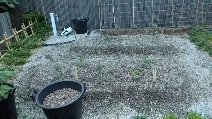 鉄道神社の庭園