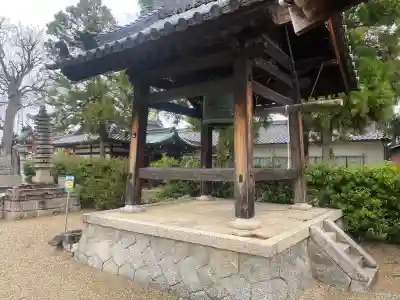 本光明寺の{uncategorized: "未分類", other: "その他", undefined: "問題あり", building: "その他建物", grave: "お墓", sacred_gate: "鳥居", guardian: "狛犬", statue: "像", buddha: "仏像", history: "歴史", nature: "自然", garden: "庭園", animal: "動物", pagoda: "塔", temizu: "手水舎", mountain_gate: "山門・神門", sanctuary: "本殿・本堂", subordinate: "末社・摂社", art: "芸術", scenery: "景色", jizo: "地蔵", ema: "絵馬", goshuin: "御朱印", omikuji: "おみくじ", items: "授与品その他", amulet: "お守り", goshuincho: "御朱印帳", eats: "食事", festival: "お祭り", votive_dance: "神楽", shichigosan: "七五三参", wedding: "結婚式", experience: "体験その他", initially: "初詣", around: "周辺", anti_infection: "感染症対策"}