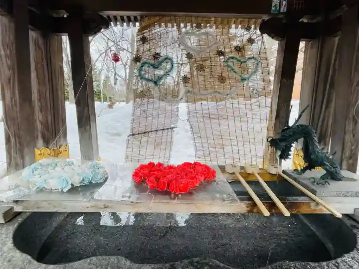 彌彦神社 (伊夜日子神社)の{uncategorized: "未分類", other: "その他", undefined: "問題あり", building: "その他建物", grave: "お墓", sacred_gate: "鳥居", guardian: "狛犬", statue: "像", buddha: "仏像", history: "歴史", nature: "自然", garden: "庭園", animal: "動物", pagoda: "塔", temizu: "手水舎", mountain_gate: "山門・神門", sanctuary: "本殿・本堂", subordinate: "末社・摂社", art: "芸術", scenery: "景色", jizo: "地蔵", ema: "絵馬", goshuin: "御朱印", omikuji: "おみくじ", items: "授与品その他", amulet: "お守り", goshuincho: "御朱印帳", eats: "食事", festival: "お祭り", votive_dance: "神楽", shichigosan: "七五三参", wedding: "結婚式", experience: "体験その他", initially: "初詣", around: "周辺", anti_infection: "感染症対策"}